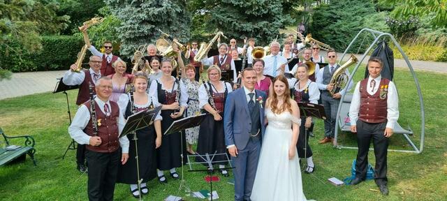 Der Musikverein Wolfau gratulierte Flügelhornist Johannes Hiertz und Marketenderin Susi Brenner zur Hochzeit. | Foto: Musikverein Wolfau