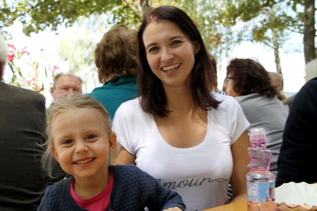 Jana und Viktoria hatten Spaß beim Frühschoppen. | Foto: Friedrich Doppelmair