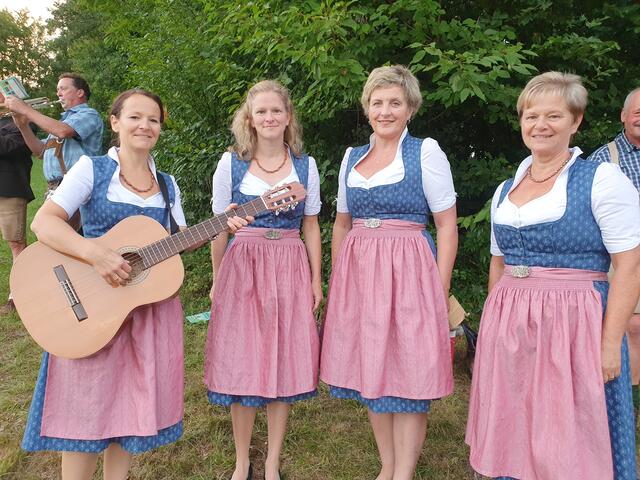 Anita Emsenhuber, Heidi Ehn, Adele Grasmann und Judith Gerstl vom "Tradigister Viergesang" | Foto: Erika Kollmann-Till 