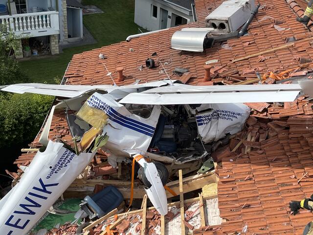 Der Flieger wurde total demoliert. Auch der Schaden am Dach des Hauses ist massiv. | Foto: Reichel
