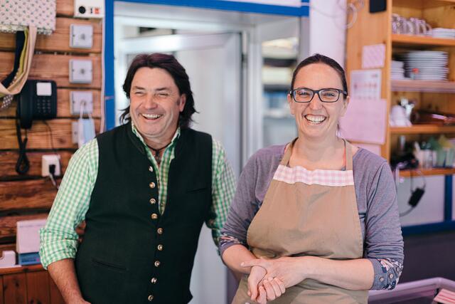 Leben und lieben und lieben die Landwirtschaft: Alois Monschein und Christine Leitner, die den Bio-Hof Monschein in Schwarzautal betreiben. | Foto: Mara Hohla