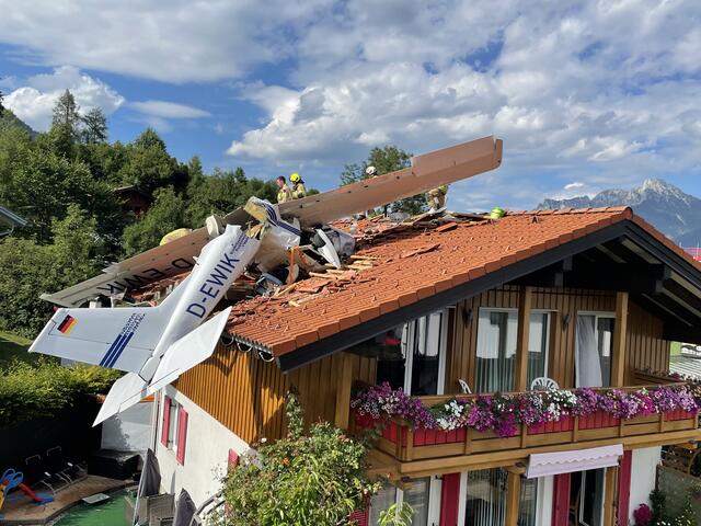 Das Flugzeug krachte in die Südseite des Hauses. | Foto: Reichel