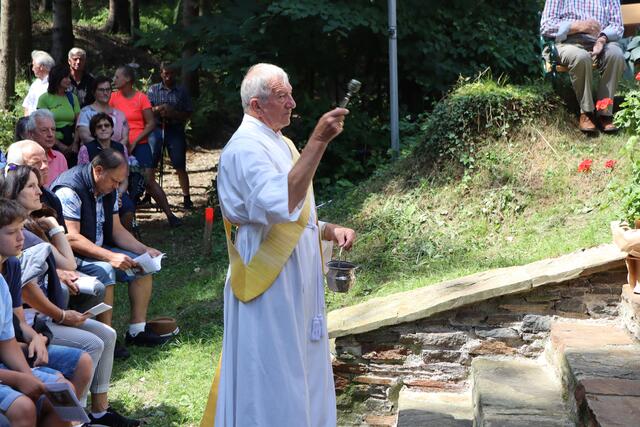 Diakon Johann Puchner segnet die Kapelle | Foto: Gerhard Langmann