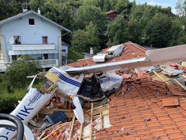 Erst wenn die Flugsicherungsexperten da waren, darf der Flieger vom Dach gehoben werden. | Foto: Reichel