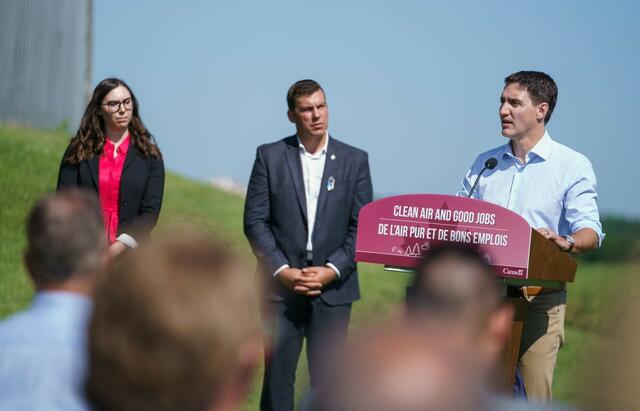 
Bildtext: Der kanadische Premierminister Justin Trudeau (rechts) bei der Ankündigung der Fördermaßnahmen für Windparks und Batteriesysteme Nova Scotia. Links im Bild: Sarah Rosenblat, Projektmanagerin der W.E.B-Tocher SWEB Development, Kody Blois, Mitglied des kanadischen Parlaments.

  | Foto: NRCAN