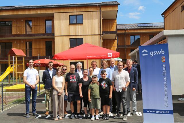 Landesrätin Andrea Klambauer bei der Wohnungsübergabe.  | Foto: GSWB