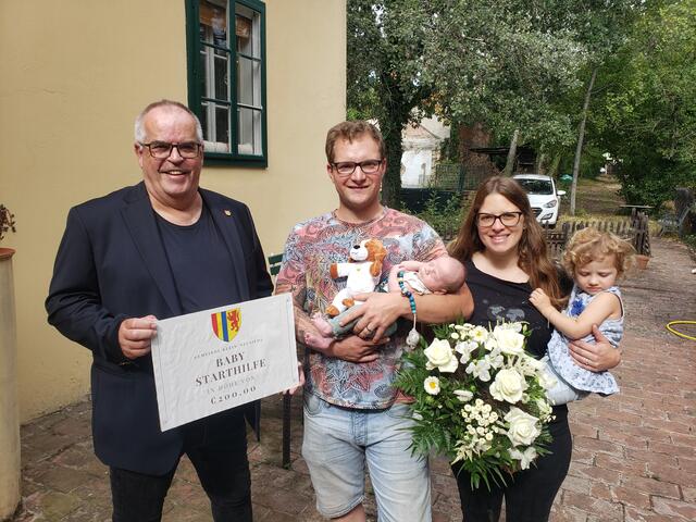 Bürgermeister Robert Szekely gratuliert der Familie Dorffner herzlich im Namen der Gemeinde Klein-Neusiedl zur Geburt von Nelio. | Foto: Gemeinde Klein-Neusiedl