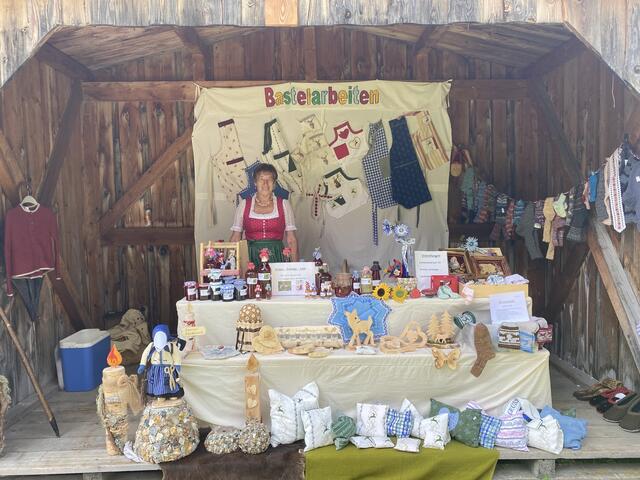 Hilde Gerstgraser mit selbstgemachtem aus Wolle, Stoff und Holz. | Foto: Nina Wieser