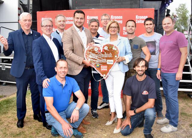 Bürgermeister Markus Baier erhielt für die vereinsfreundlichste Gemeinde den Herzensmensch-Award. | Foto: Herbert Schleich