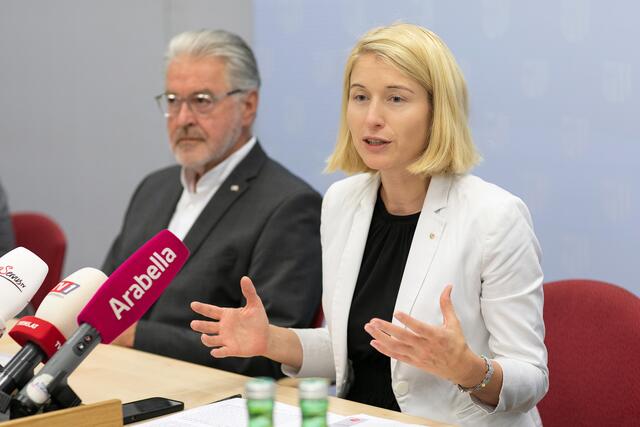 LH-Stellvertreterin Christine Haberlander und Rot-Kreuz-Präsident Walter Aichinger. | Foto: Land OÖ/Margot Haag
