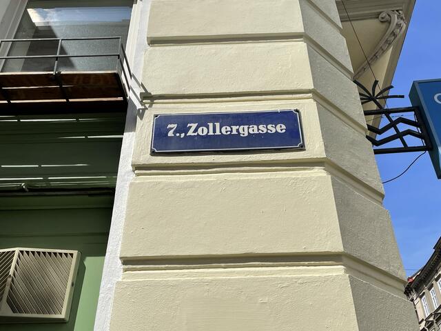 Die Zollergasse wurde vor einem Jahr neu hergerichtet.  | Foto: Miriam Al Kafur