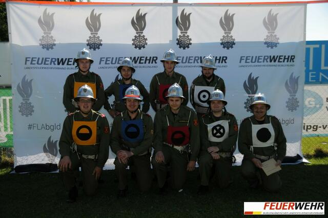 Harald Prunner (1. Reihe ganz rechts) bei Feuerwehrwettkampf. | Foto: Prunner