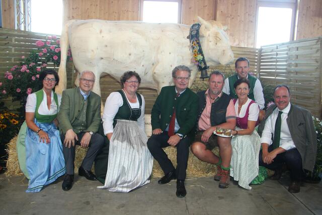Bezirksbäuerin Ursula Reiter, LR Johann Seitinger, LAbg. Bgm. Silvia Karelly, LH Christopher Drexler, Holzskulpturen-Künstler Erich Haider-Harrer, LK Stmk. Vize-Präsidentin Maria Pein, LAbg. Andreas Kinsky und NR. Bgm. Christoph Stark (v.l.). beim Rindfleischfest. | Foto: RegionalMedien Steiermark/Hofmüller