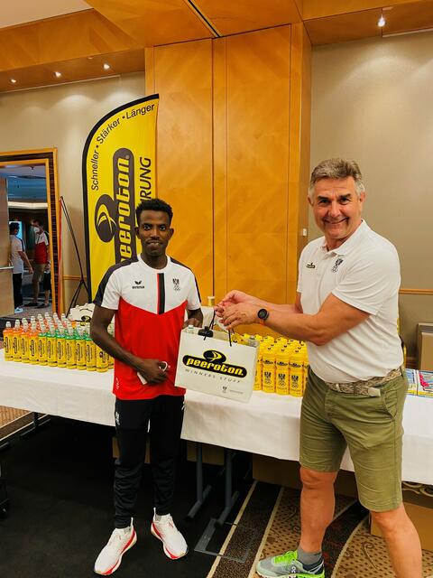Marathonläufer Lemawork Ketema ist der wohl berühmteste Sportler, den Andreas Trippl (Peeroton) unter Vertrag hat. | Foto: Trippl