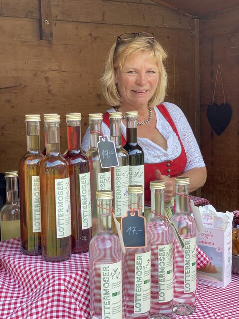 Anneliese Lottermoser bietet selbstgemachten Schnaps an. | Foto: Nina Wieser