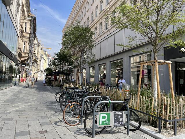 Auch für Fahrräder gibt es jetzt mehr Platz in der Zollergasse. | Foto: Miriam Al Kafur