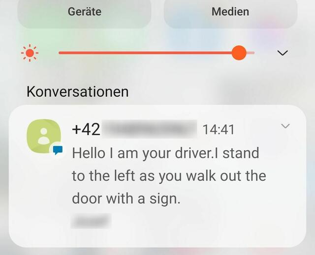 Ein slowakischer Fahrer schickt einem Fahrgast eine Bestätigung auf Englisch von einer slowakischen Handynummer. "Hallo, ich bin dein Fahrer", schreibt J. und sagt, wo er sich befindet. | Foto: Privat