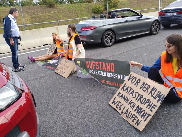 Die Protestaktion am Verteilerkreis sorgte für ein Verkehrschaos. | Foto: Letzte Generation