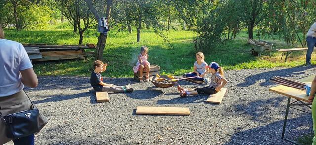 Die Kinder hatten Spaß und jede Menge Hunger auf das "Woazbrotn". | Foto: Grünen Söchau