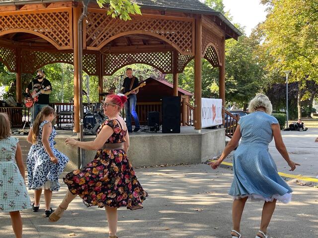 Bei der Musik blieb keiner auf den Plätzen. | Foto: Katrin Pirzl