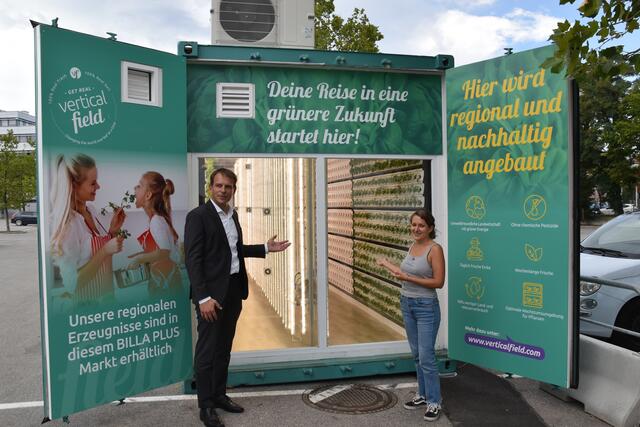 Vertriebsdirektor Eric Scharnitz mit der Agrar-Wissenschaftlerin Helena vor dem "grünen Container". | Foto: Karl Pufler