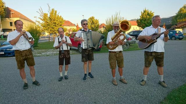 Die Gruppe "Krainer Nostalgie" sorgt für musikalische Stimmung.  | Foto: Privat