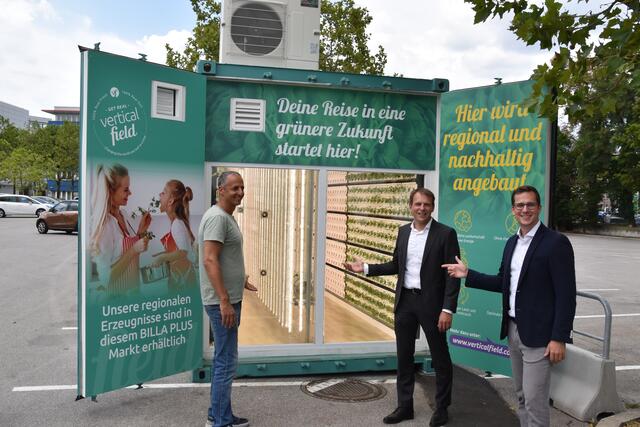 Der Eintritt in die "Vertical Farm" ist nur wenigen Mitarbeiterinnen und Mitarbeitern erlaubt, damit keine Keime in den Container kommen. | Foto: Karl Pufler