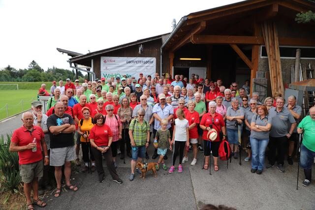 Viele Wanderfreunde haben beim Wandertag der Pensionistenortsgruppe Oberpetersdorf dabei. 