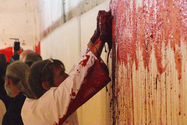 Blut auf Leinwänden. Im Atelier des Künstlers auf Schloss Prinzendorf entstanden die Schüttbilder. | Foto: Potmesil