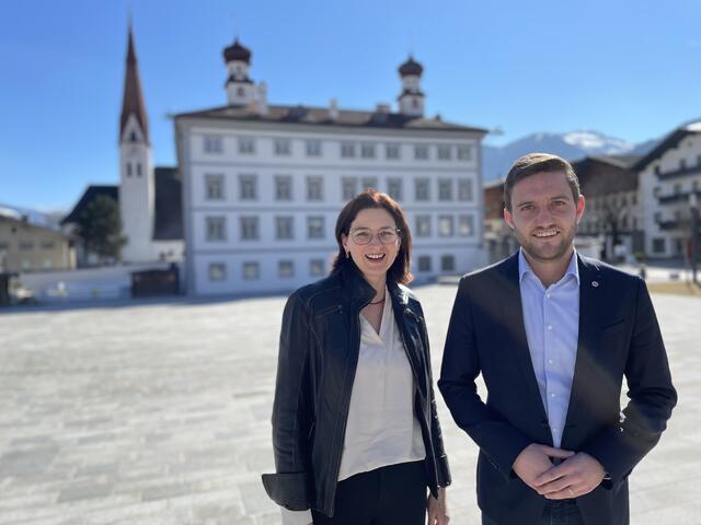 Vzbgm. Evi Bielau und Bgm. Dominik Mainusch haben Grund zur Freude. Die Bonität der Gemeinde Fügen ist top.  | Foto: Haun