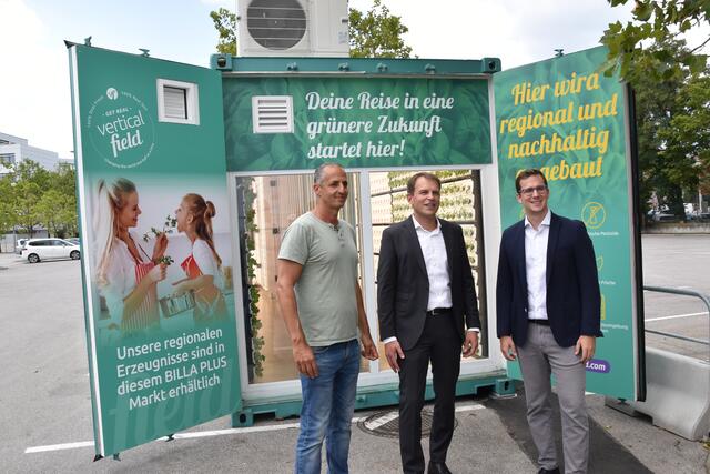 Ronen Redel, Vertriebsdirektor Eric Scharnitz und Michael Eichinger vor der "Vertical Farm" vor dem Billa plus am Wienerberg. | Foto: Karl Pufler