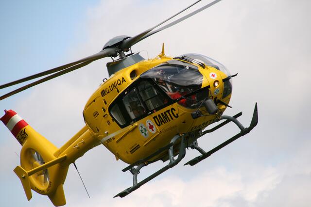 Der Rettungshubschrauber brachte den Verletzten ins Klinikum