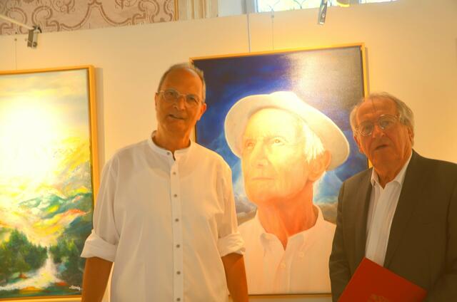 Walter J. Tiefnig und Wilfried Kuß vor dem Vater-Portrait