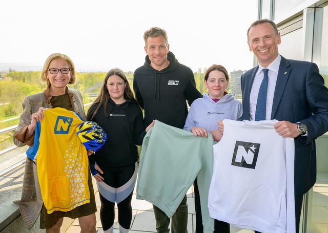 LH Johanna Mikl-Leitner (l.), Olympiasieger Benjamin Karl (m.), LR Jochen Danninger (r.) sowie zwei Schülerinnen der Sportmittelschule St. Pölten | Foto:  NLK Burchhart