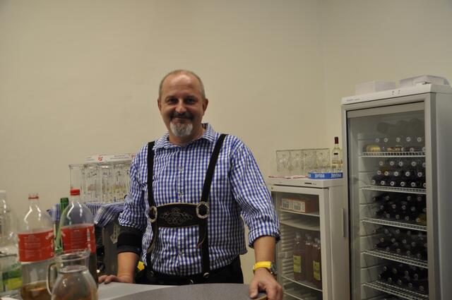 Beim Kegler-Oktoberfest hilft Harald Prunner tatkräftig mit. | Foto: Prunner