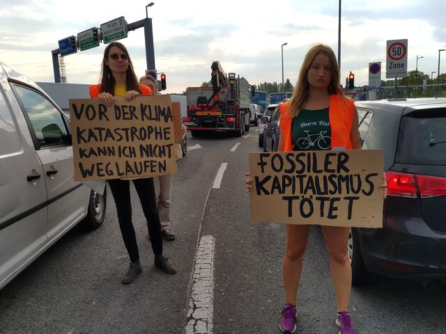 Die Aktivistinnen und Aktivisten gingen mit Schildern durch den Stau. | Foto: Letzte Generation AT