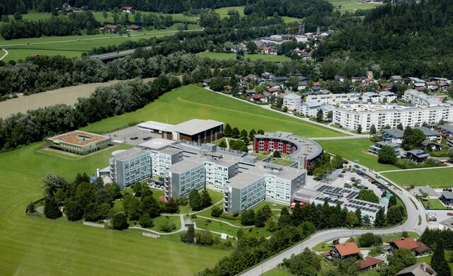 Nachdem ein ehemaliger Pflegebediensteter Mobbing-Vorwürfe äußerte, kamen Fotos und Videos von Patienten aus einer Chatgruppe ans Tageslicht.  | Foto: Christian Mey/BB Archiv
