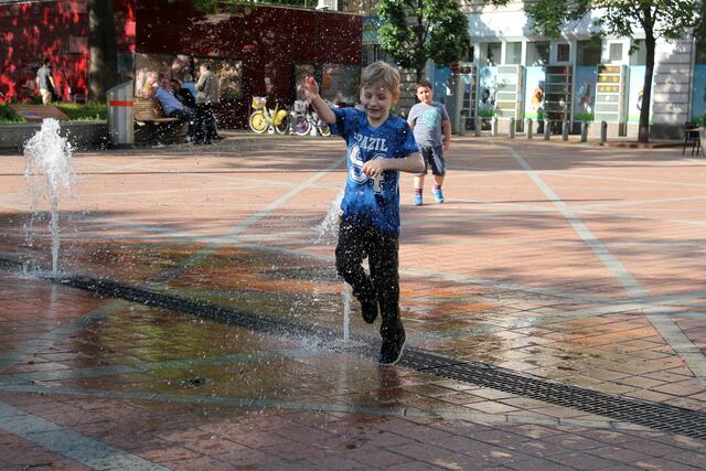 Besonders bei Kindern sind Wasserspiele in Großstädten beliebt und sorgen für Spaß und Abkühlung. | Foto: Ottilie Ebner