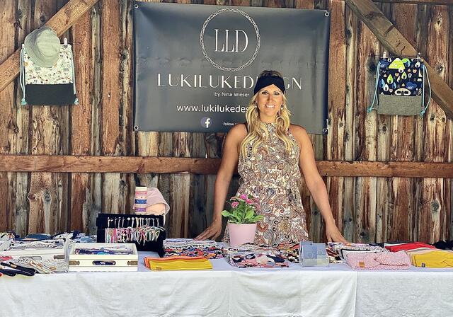 Nina Wieser von Lukilukedesign versorgt die Besucher mit Taschen, Stirnbändern, Hauben und Co. | Foto: Nina Wieser