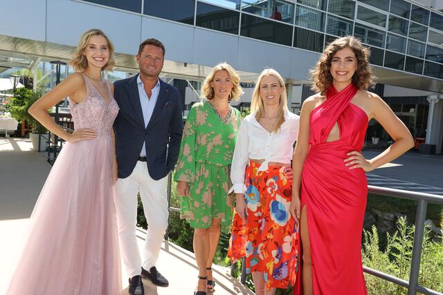 vlnr: Model Zenzi, Markus Oberhamberger (Geschäftsführer), Romana Nachbauer (Modeexpertin) und Katharina Krassnitzer (Leitung Mode &amp; Tracht) sowie Model Anna in der Brandboxx Salzburg. | Foto: Brandboxx