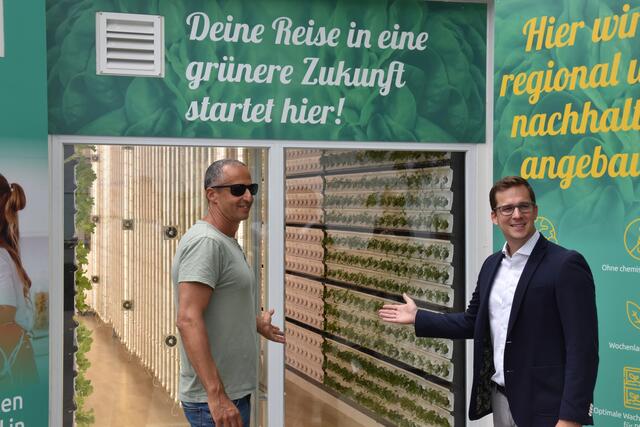 Ronen Redel (l) von "Vertical Field" mit Projektleiter Michael Eichinger von Billa vor dem neuen "Gemüse-Anbau-Container". | Foto: Karl Pufler