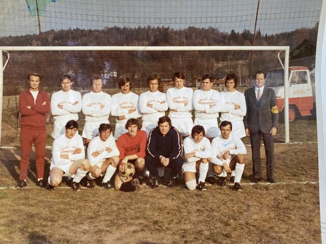 Die legendäre Fernitzer Mannschaft aus dem Jahr 1970 mit Gründungsobmann Franz Schöllauf (r.) und Spielertrainer Franz Doberauer (l.). | Foto: Max Kollmann/privat