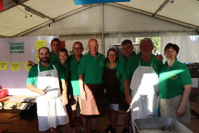 Das Team von der Fleischhauerei Karassowitsch versogte die Gäste mit g´schackigen Speisen. | Foto: Sandra Koeune