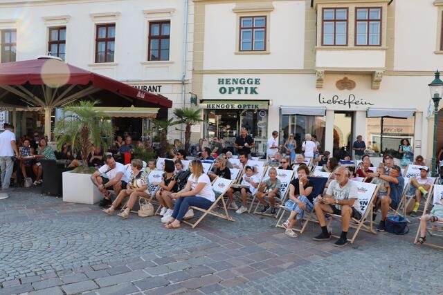 Die Gäste verfolgten das Konzert gemütlich auf den Liegestühlen. | Foto: Sandra Koeune