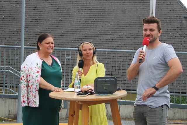 Moderatorin Conny Krainz (m.) und Moderator Thomas Seidl konnten in St. Kathrein am Offenegg einige Gesprächspartner:innen begrüßen. | Foto: RegionalMedien Steiermark/Hofmüller