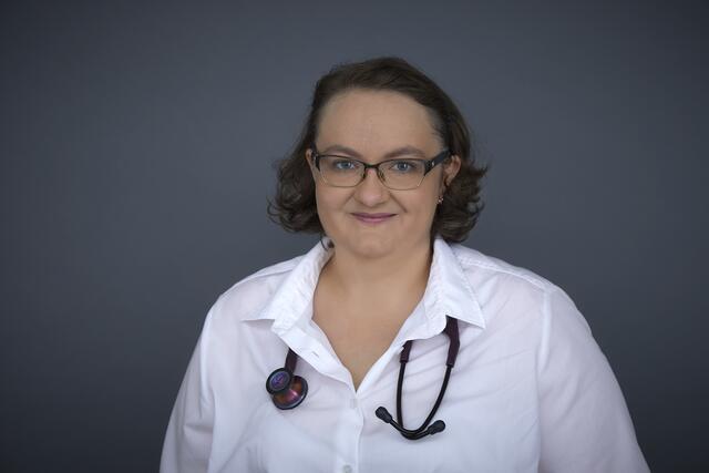 Die Seewalchner Hausärztin Lisa-Maria Kellermayr (36) machte immer wieder laut auf ihre Notsituation aufmerksam. Am Ende wurde ihr alles zu viel. Sie nahm sich das Leben.  | Foto: Ulla Engleder