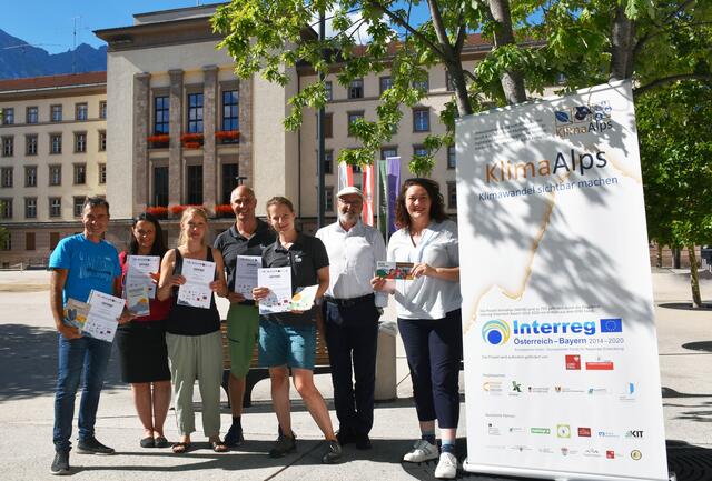 Klimaschutzlandesrätin LHStvin Felipe gratuliert zusammen mit Abteilungsvorstand Christian Bidner und Anton Heufelder (3 von links) den ersten ausgebildeten KlimaPädagogInnen. | Foto: © Land Tirol/Pölzl