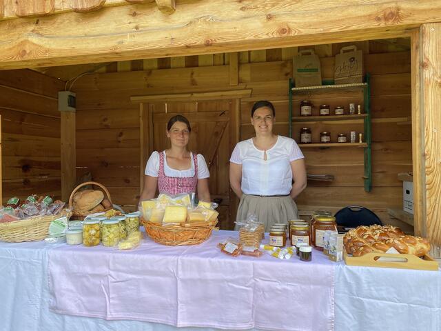 Elisabeth Pirchner (Aubauer) mit Michaela Aigner – hier können Käse, Speck, Brot und Honig bzw. Bienenprodukte erworben werden. | Foto: Nina Wieser