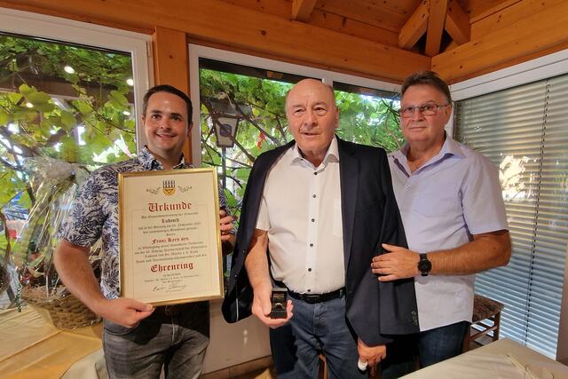 Den Ehrenring der Gemeinde Ludesch nahm Altbürgermeister Franz Kern (Mitte) vom Ludescher Bürgermeister Martin Schanung (links) entgegen. St. Martins Gemeindechef Franz Josef Kern gratulierte. | Foto: Gemeinde St. Martin an der Raab