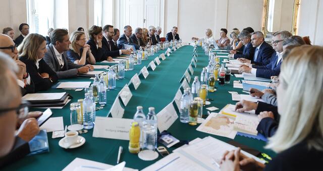 Beim Krisengipfel der Bundesregierung am Montag mit Opposition, Sozialpartnern und Energiewirtschaft bezüglich der Energiekrise wurden – wie bereits im Vorfeld angekündigt – keine neuen Maßnahmen beschlossen. | Foto: BKA/Tatic